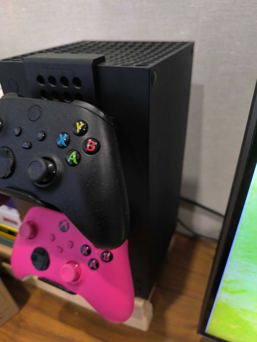 Xbox Series X + 2 Comandos com Bateria + Call of Duty Cold War