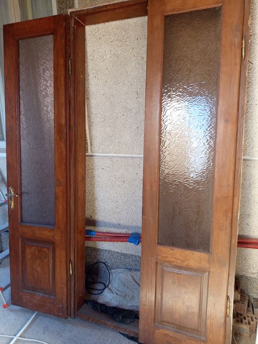 Двері двохполовинкові.