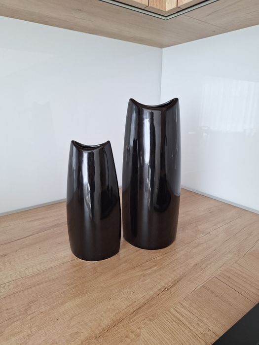 Czarne ceramiczne wazony