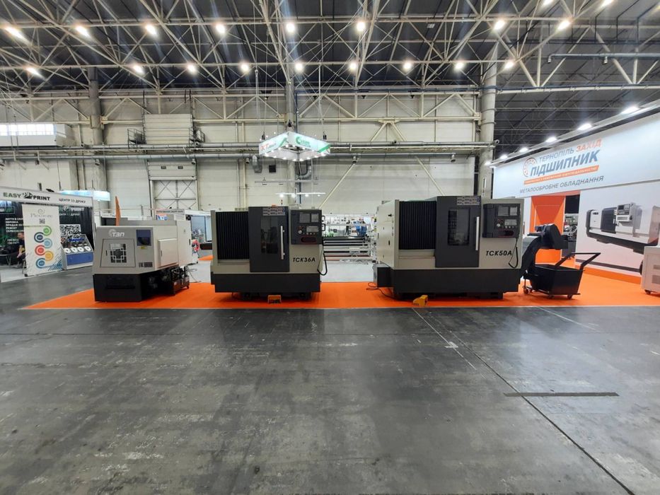 Станок токарний з ЧПК