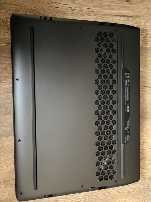 Dell Alienware 17 r5 AMD 6900HX  Radeon 6850M 12GB DDR 32GB SSD 1Tb