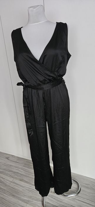 Czarny satynowy kombinezon