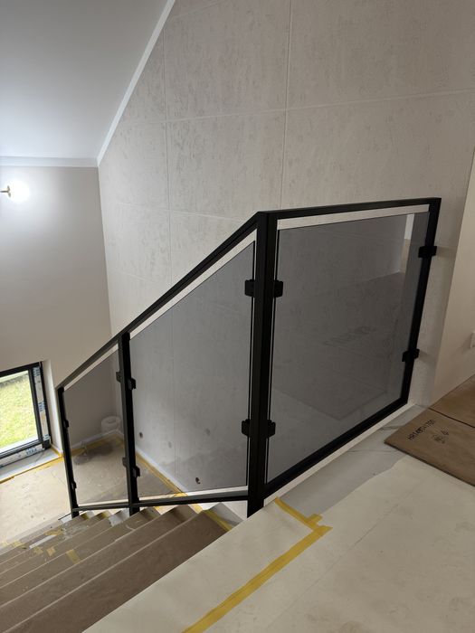 Barierka schodowa szklana metalowa nowoczesna loft