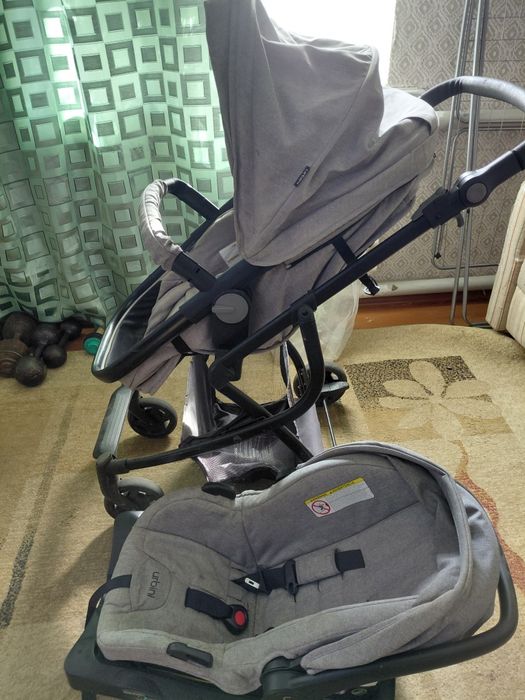 Дитяча коляска і автокрісло .
