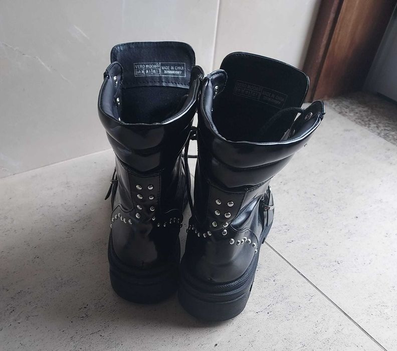 Botas pretas - tamanho 38