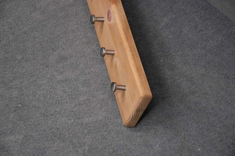 Wieszak sosnowy półsurowy 7x hak IIgt. BGM24.pl