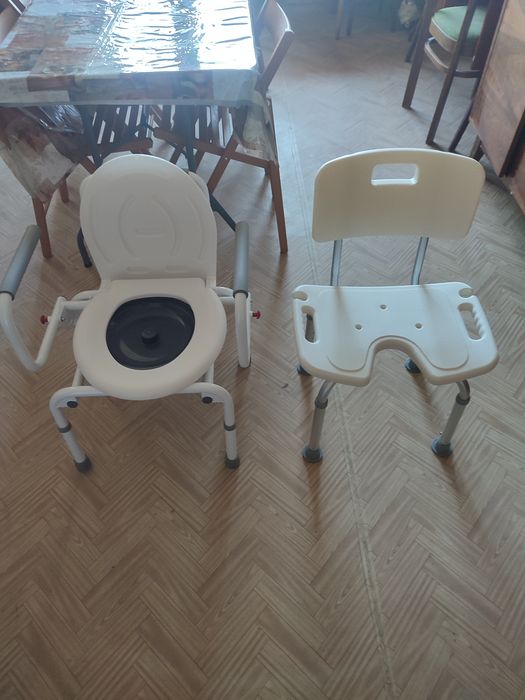 Стілець для душу зі спинкою на ніжках.