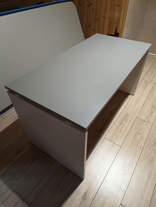 Biurko z dużym blatem