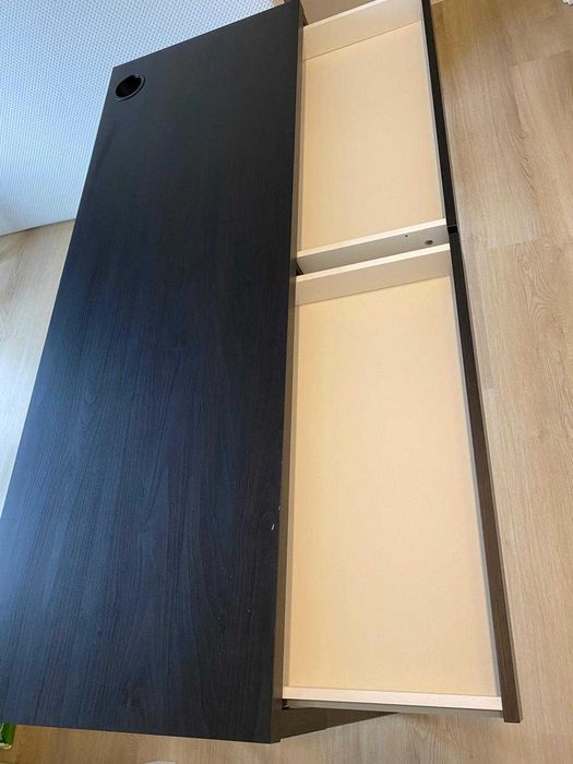Secretária IKEA MICKE 142×50 cm, preto-castanho.