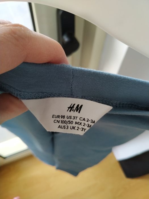 Conjunto de vestido da Frozen com leggings azuis da H&M