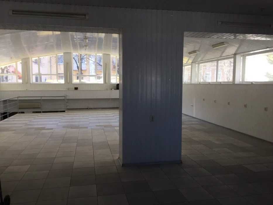 Продається магазин з кафетерієм у центрі Полтави (3 поверхи, 540 м²)