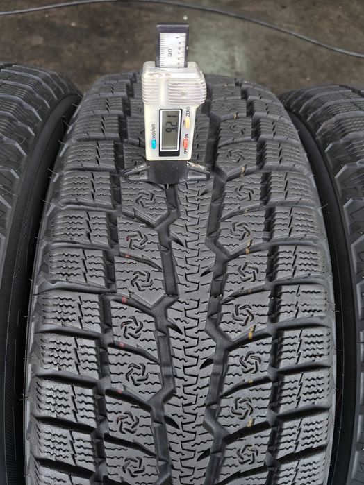 R17 215 60 шини зимові 24р Toyo Observe GSI-6LS як нові Японські