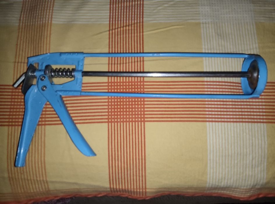 Пистолет для силикона и герметика