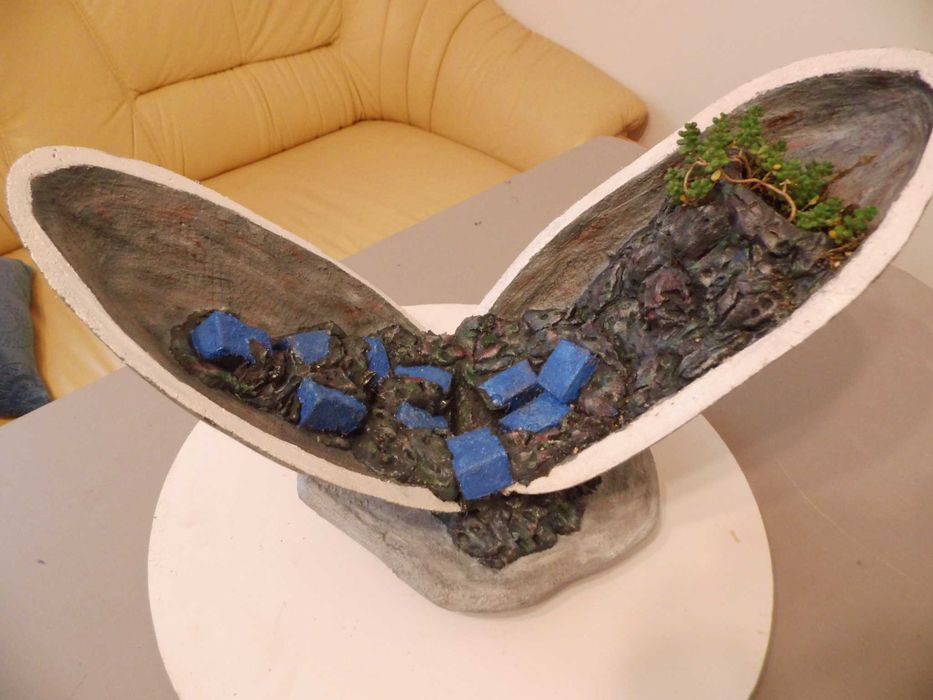 Ciekawa doniczka z cementu.