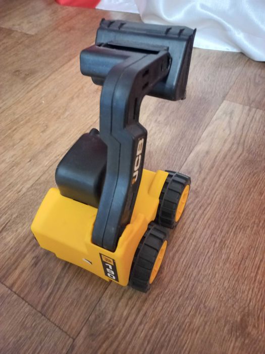 Тидячий трактор JCB