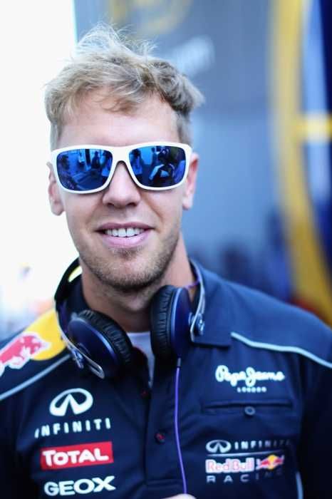 Навушники Sennheiser Momentum Red Bull Racing Edition - такі самі як у Себастьяна Веттеля і Марка Уеббера. Єдині в Україні.