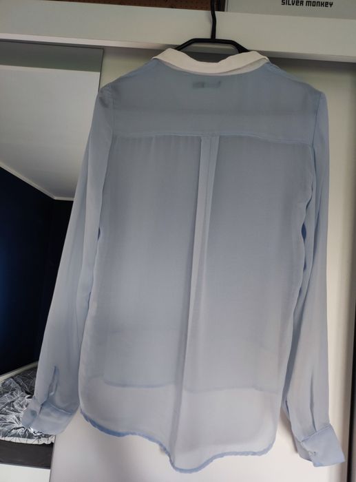 Niebieska damska elegancka koszula z białym kołnierzem Bershka S/M