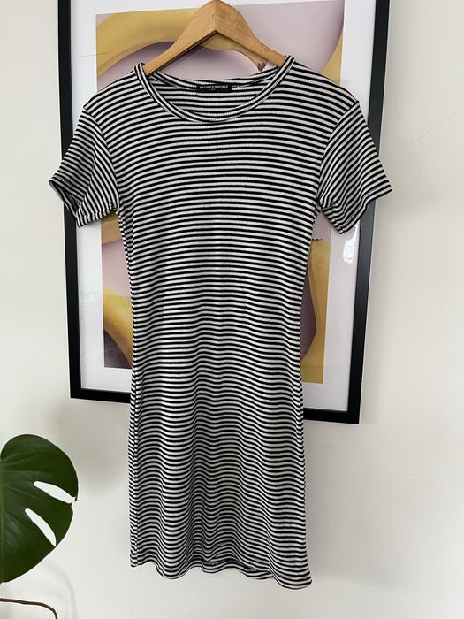 Dopasowana sukienka w paski z krótkim rękawem brandy melville