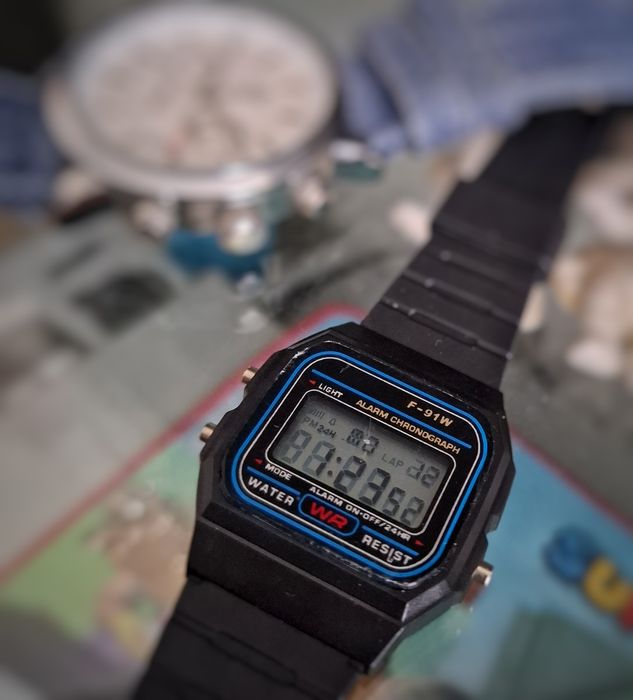 Zegarek elektroniczny retro