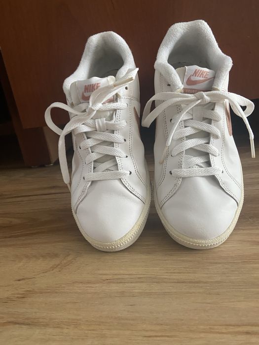 Sapatilha Nike branca e rose gold