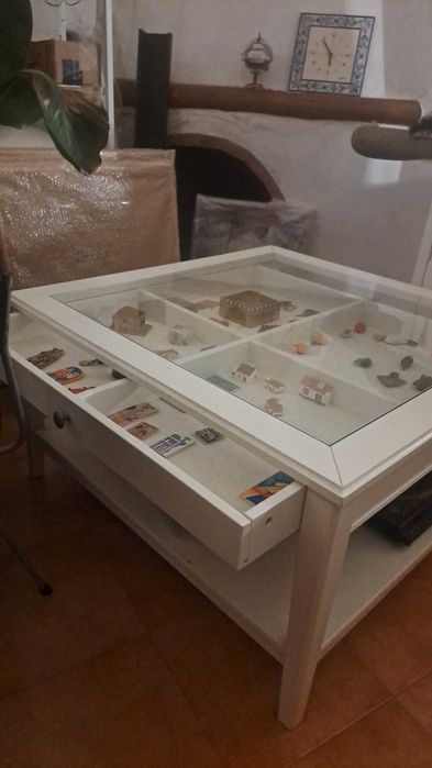 Mesa de centro com expositor