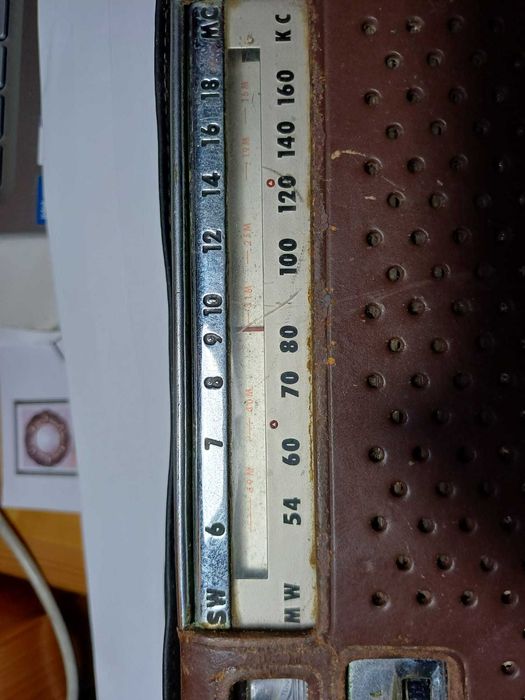 Rádio antigo a pilhas - Sharp