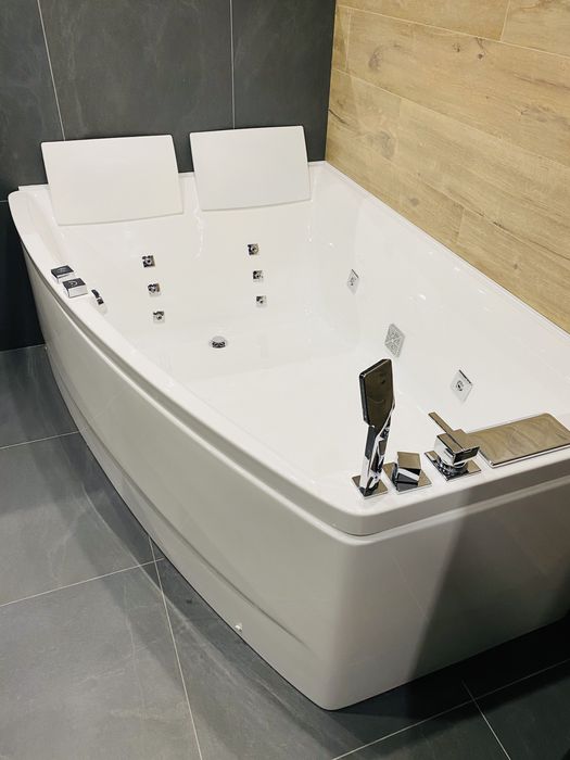 Подобово з РЕЗЕРВНИМ ЖИВЛЕННЯМ 2к -  LUX з джакузі в ЖК Рівер Парк