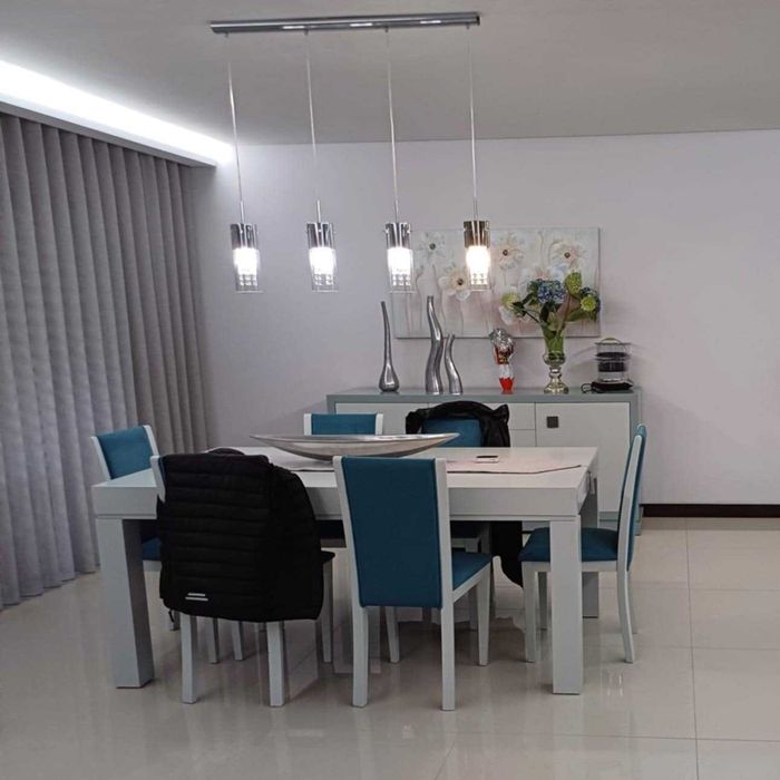 Mesa extensível m madeira + 6 cadeiras estofadas + candeeiro