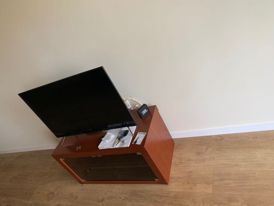 Mesa sala jantar + cadeiras  + um móvel TV tudo em cerejeira