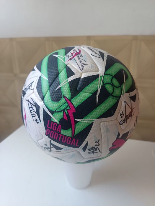 Bola oficial autografada