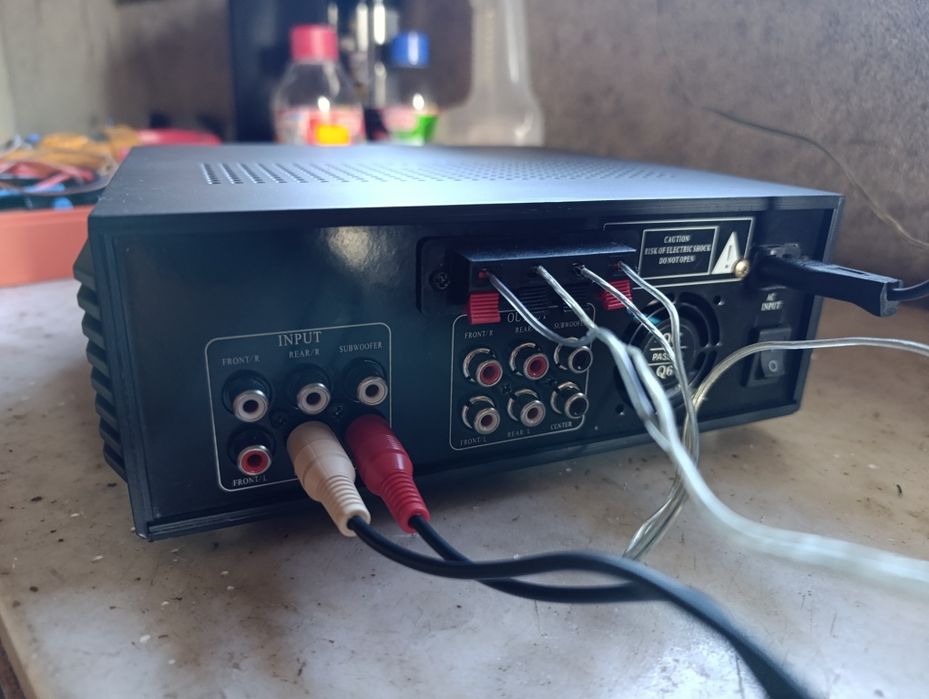 Mini amplificador MP3, com 100W * 2, tem bluetooth, cartão micro SD e entradas RCA.