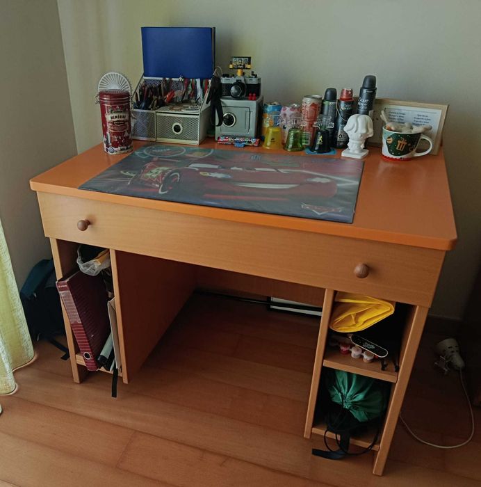 Quarto Infantil/Juvenil Evolutivo: Cama, Secretária, Mesa de cabeceira e Estante. URGENTE