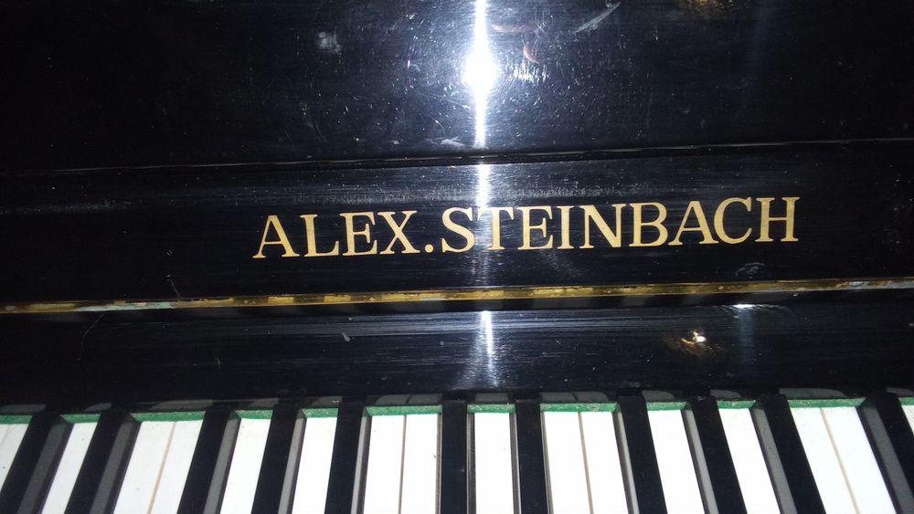 PIANO VERTICAL Alex SteinBach. 5 Fotos