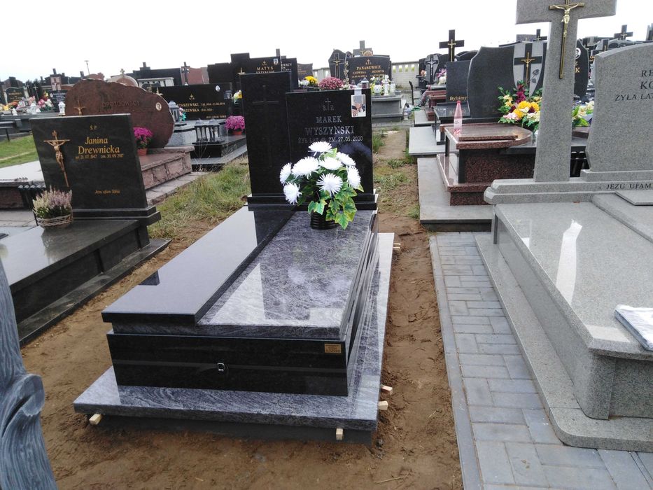 Nagrobki, pomniki Białystok, podlaskie Kamieniarstwo Strzegom. Solidn