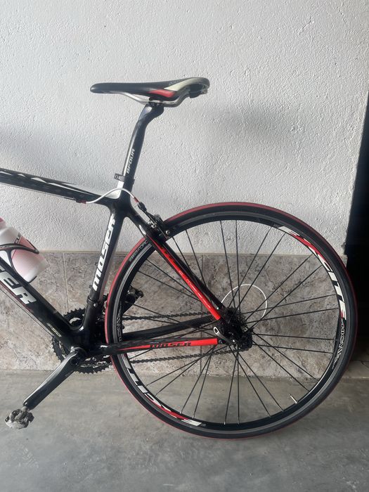 Bicicleta de ciclismo Moser 111 em carbono.