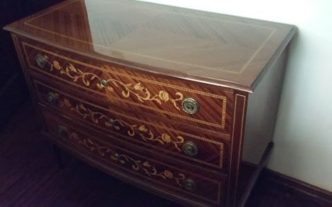 Cómoda antiga com marchetaria, 4 gavetas