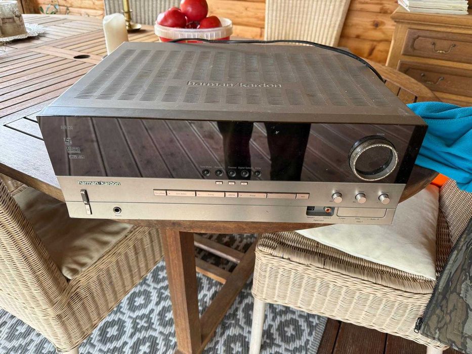 Harman Kardon AVR 230 amplituner – sprawny, wyłącza się po nagrzaniu