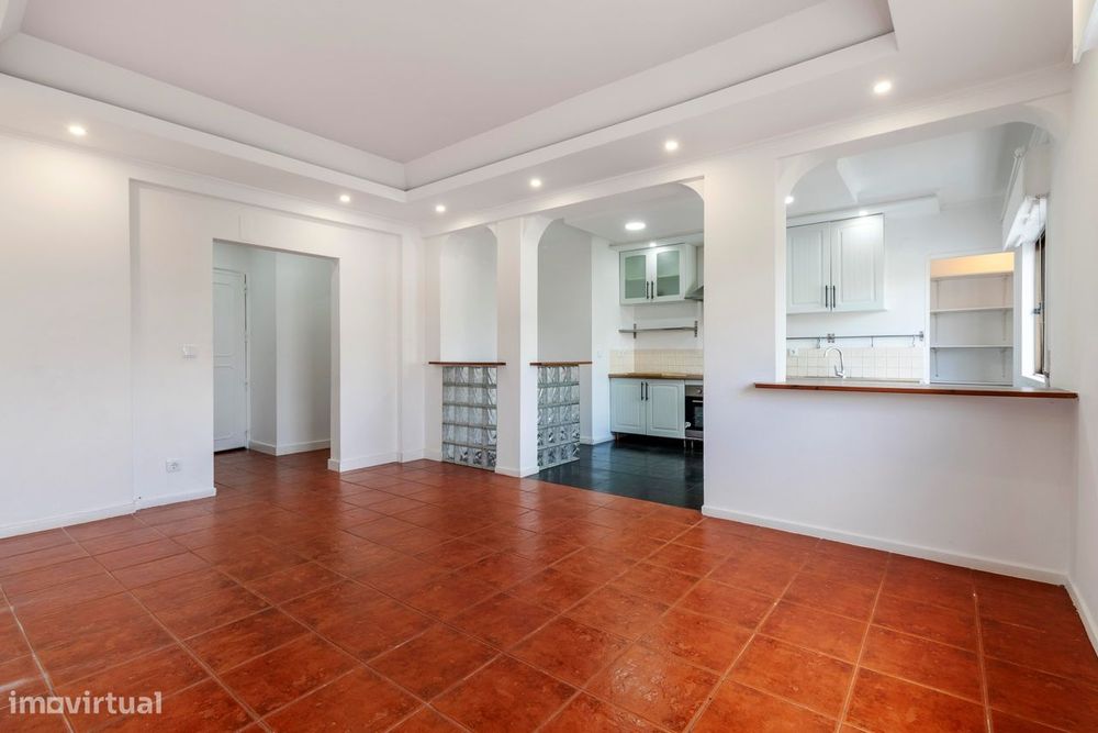 Apartamento T2 c/ Varanda em Agualva, Sintra