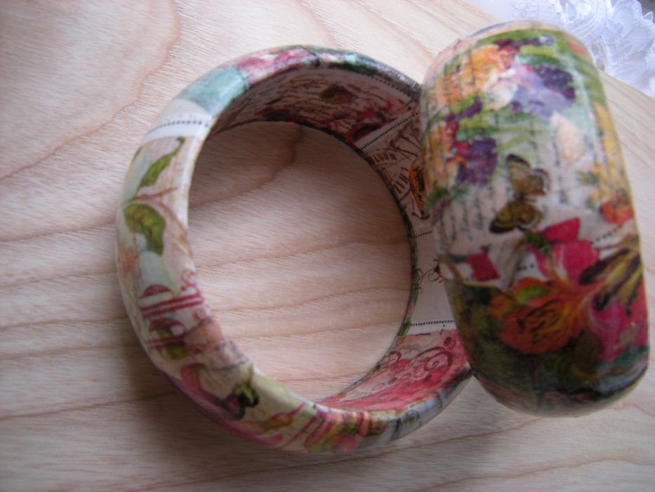 bransoletka decoupage - kolorowe kwiaty motyle ptaki na znaczkach