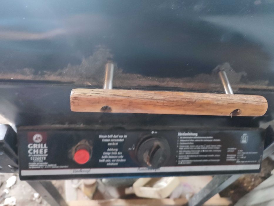 grill gazowy z kółkami