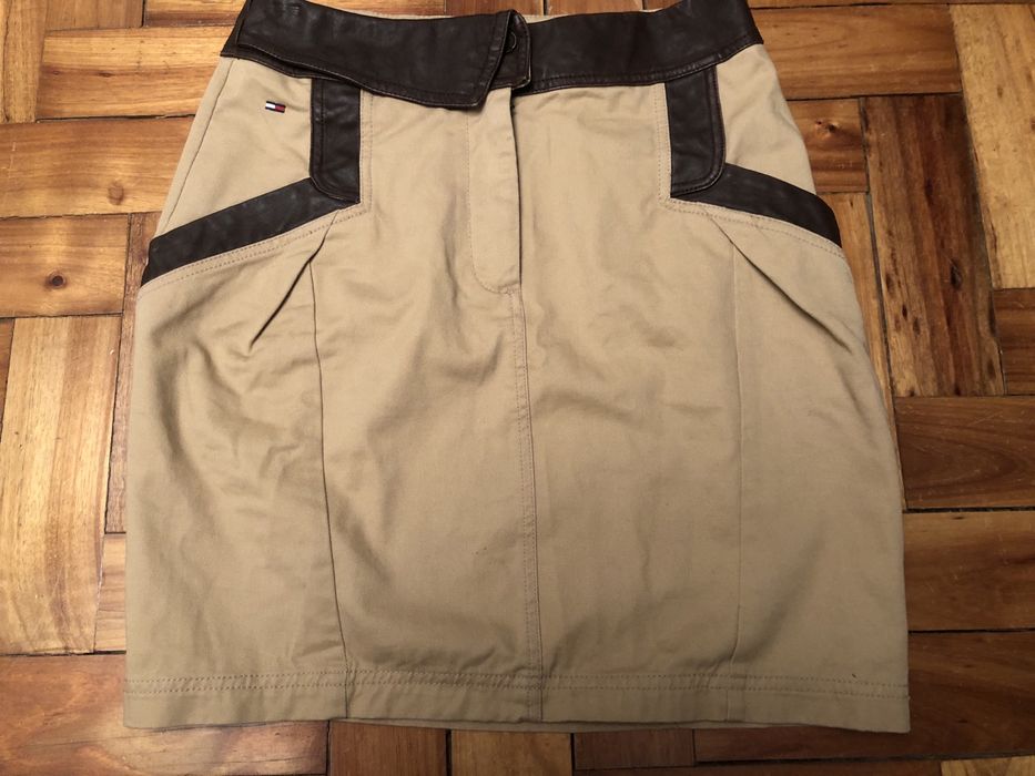 Saia Hilfiger Denim bege e castanha. Tamanho S.
