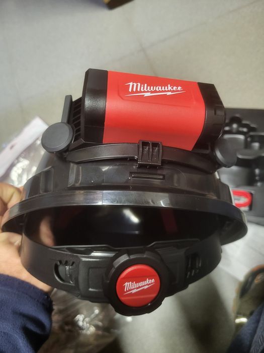 Ліхтар milwaukee 2118 + каска