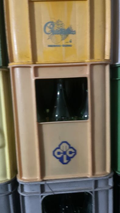 Garrafas de litro com caixa.