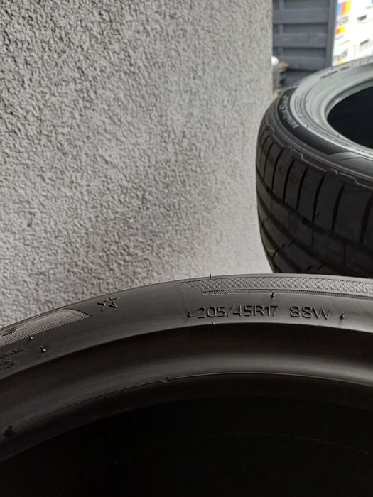 205/45/17 Sprzedam parę opon letnich Hankook