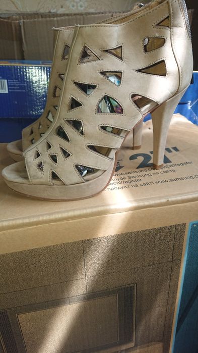 Босоножки кожаные на каблуках 36 размер