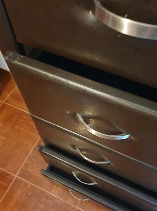 Cómoda em pele falsa