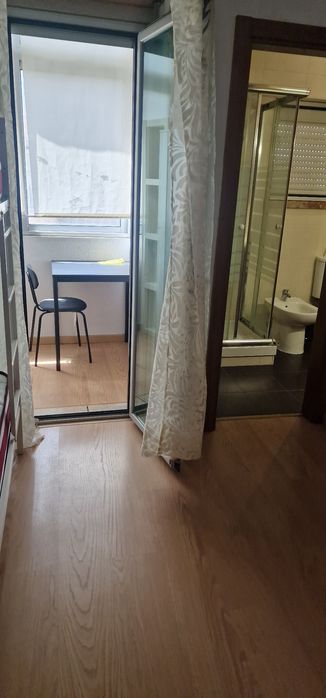 Alugo quarto compartilhado com suite na Amadora