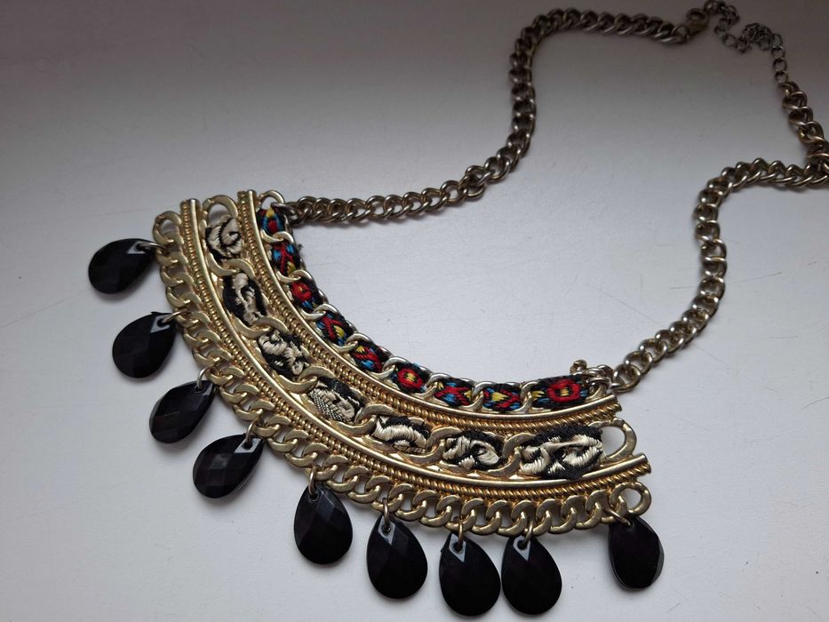 Etniczny afrykański naszyjnik w złotym kolorze