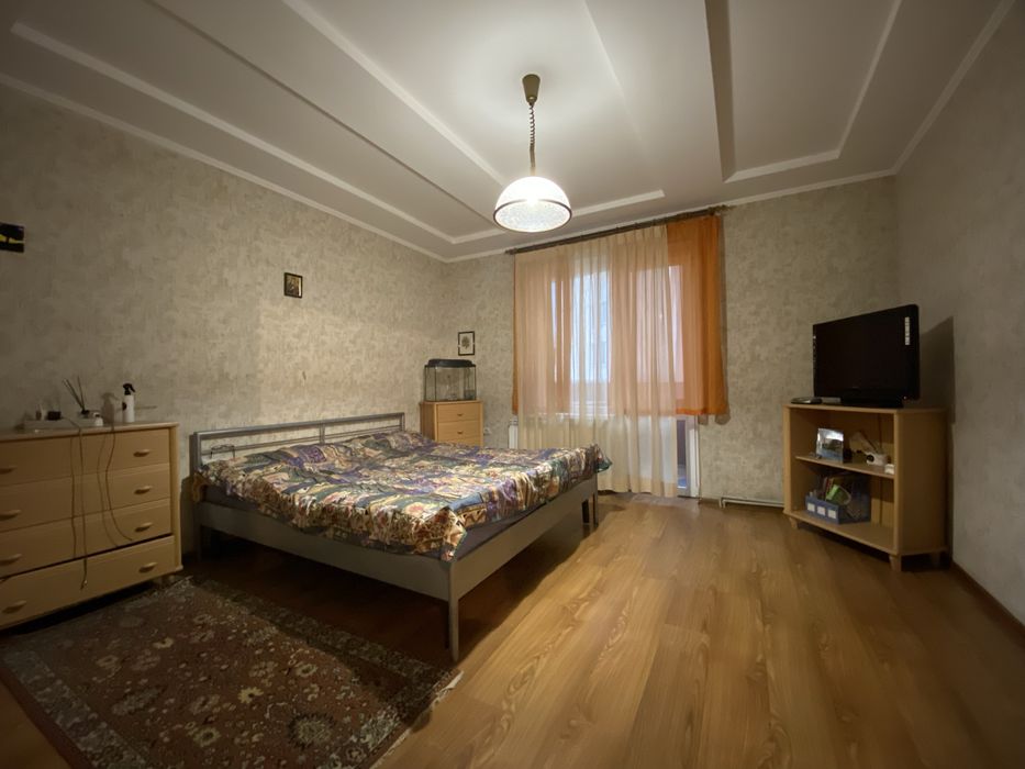 Простора 3-кімнатна квартира 111 м² з ремонтом, Пасічна