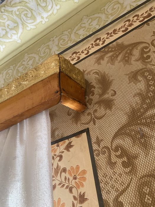 Винтажные деревянные карнизы